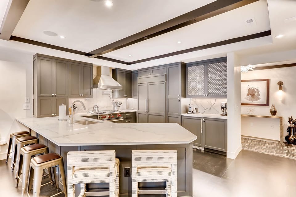 Gourmet kitchen and bar