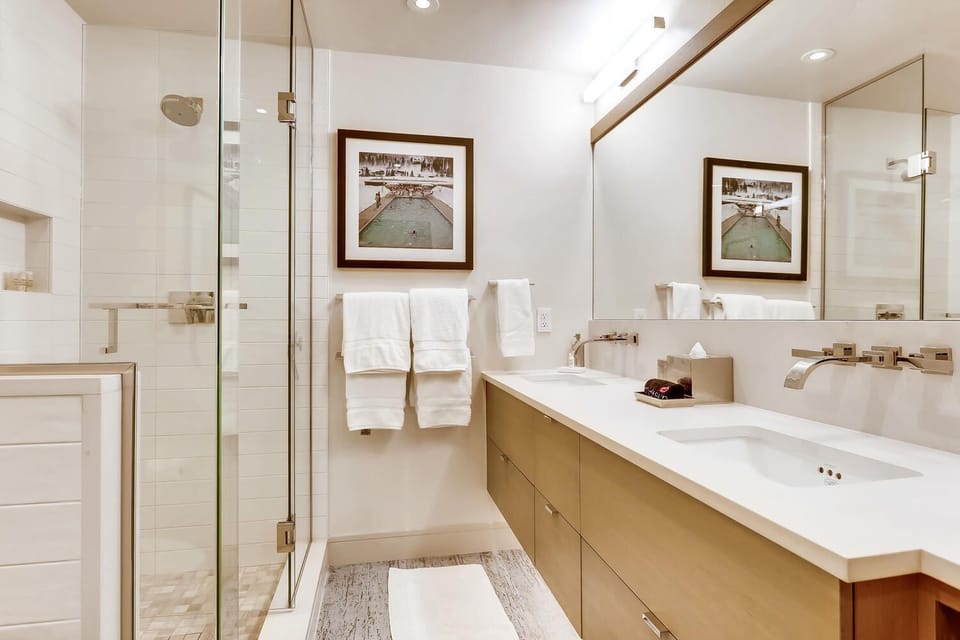 King bedroom ensuite bath