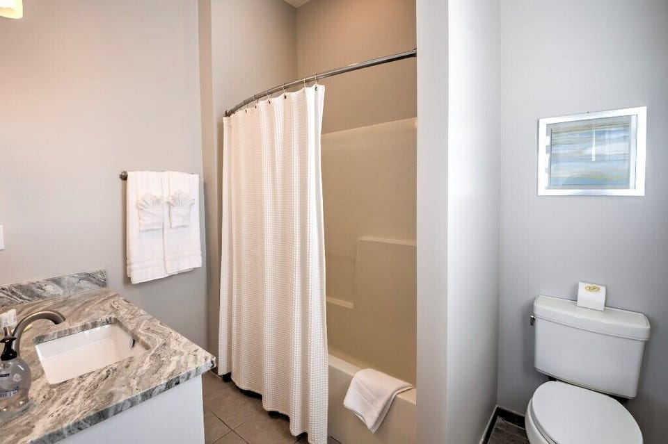 Private bath, shower/tub combo