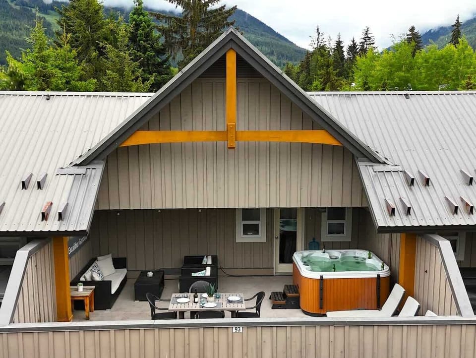 Upstairs Back Deck 