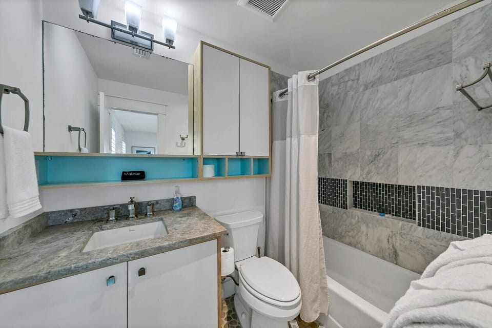 Bath for double queen room.