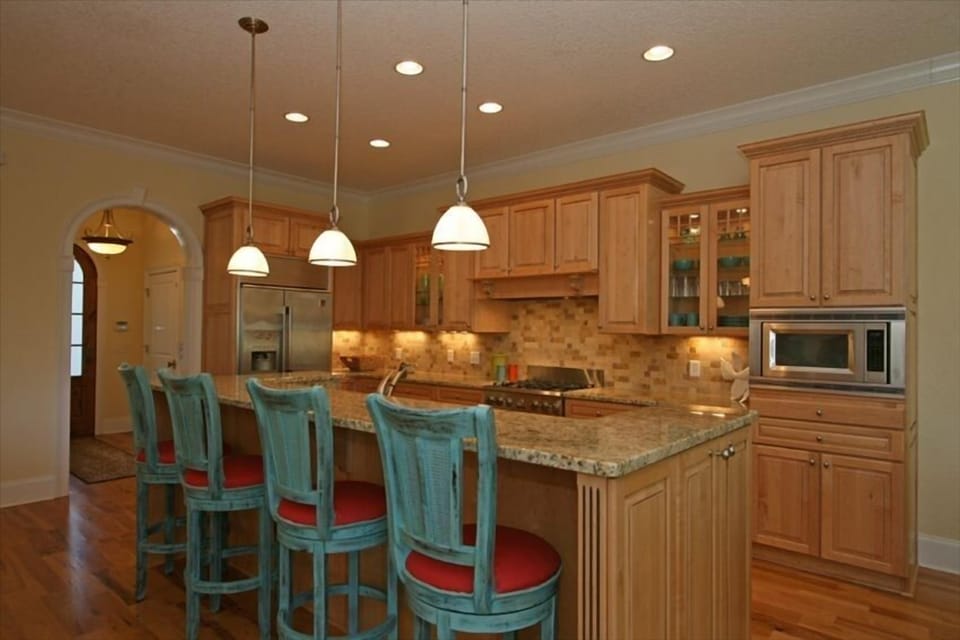 Enjoy Breakfast at the Granite Bar Area in Kitchen