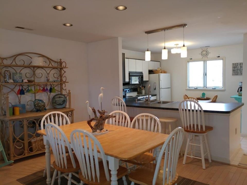 TABLE & COUNTER SEATING