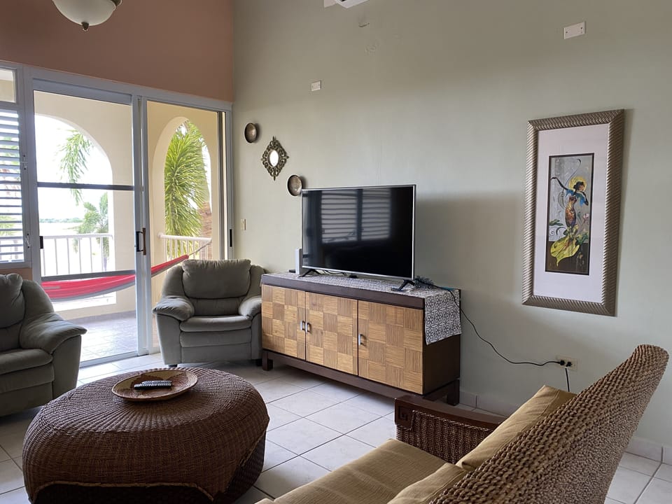 Living room: TV with cable + WiFi