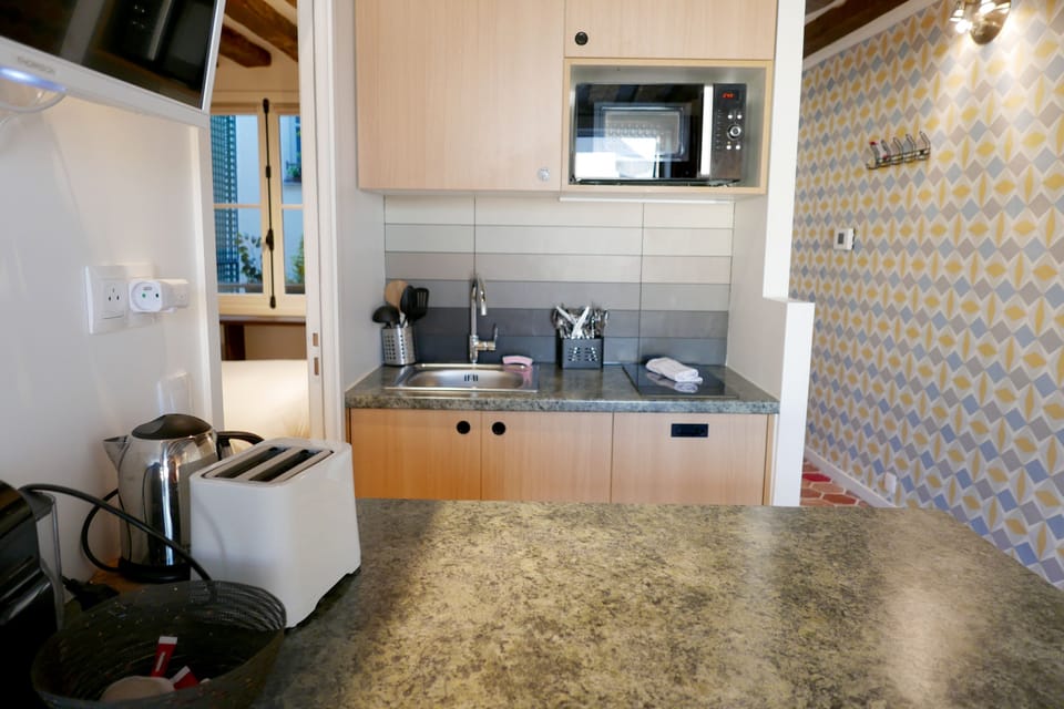 Apt. COSY4 - Latin Quarter - Paris - Bedroom2 is accessible from the kitchen