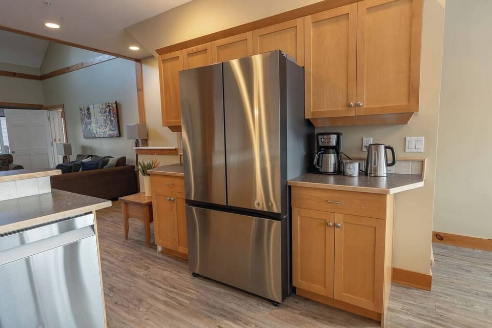 Stainless appliances throughout and the oh-so-important coffee counter. Fresh, locally roasted Kickturn coffee beans and grinder provided. 