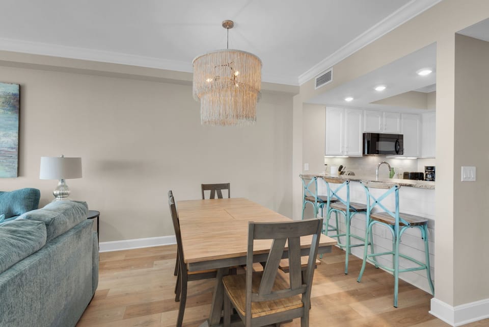Dining room table that seats 6