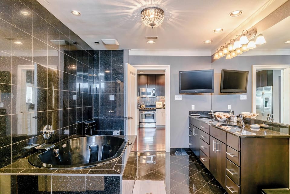 Bathroom with two-person jacuzzi and luxurious walk in shower