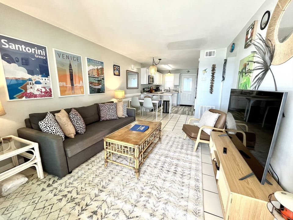 The living room includes a flat screen cable TV.