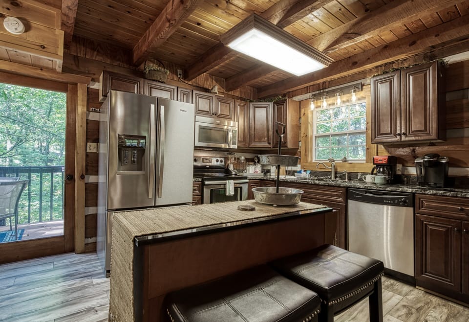 Smoky Mountain Cabin "Whispering Winds" - Fully furnished kitchen