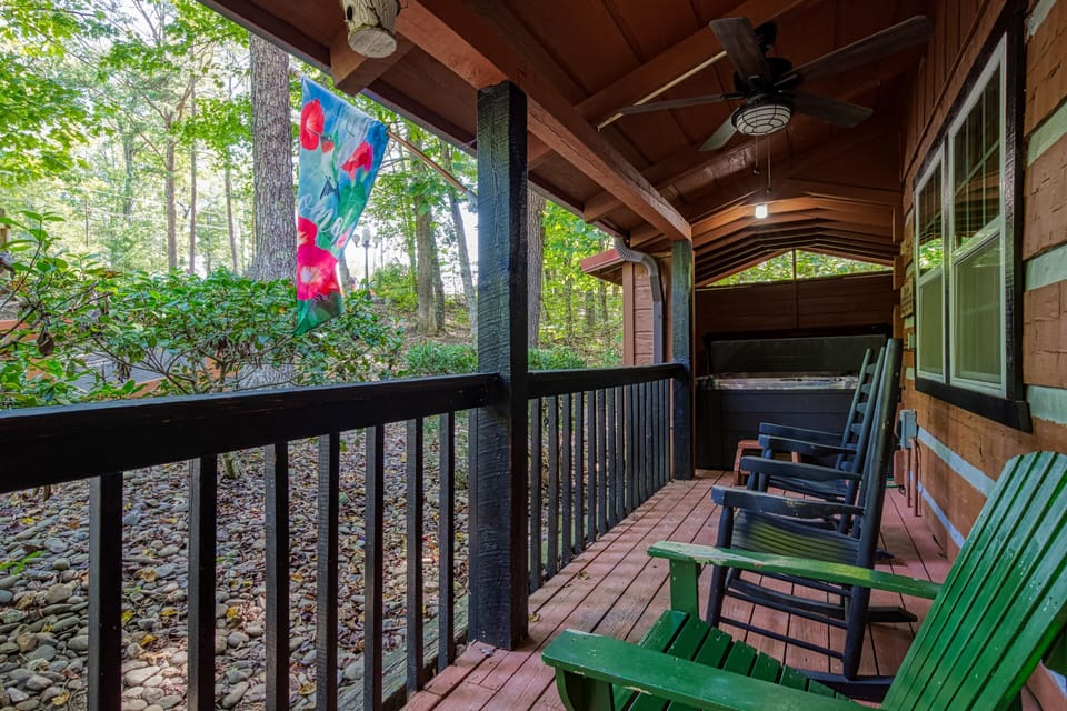 Family Friendly Cabin in the Smoky Mountains "Whispering Winds" - Covered entry deck with rocking chairs