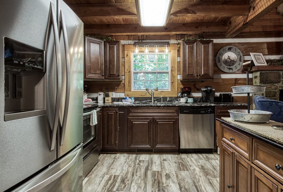 Cabin in the Smokies "Whispering Winds" - Fully furnished kitchen with granite countertops