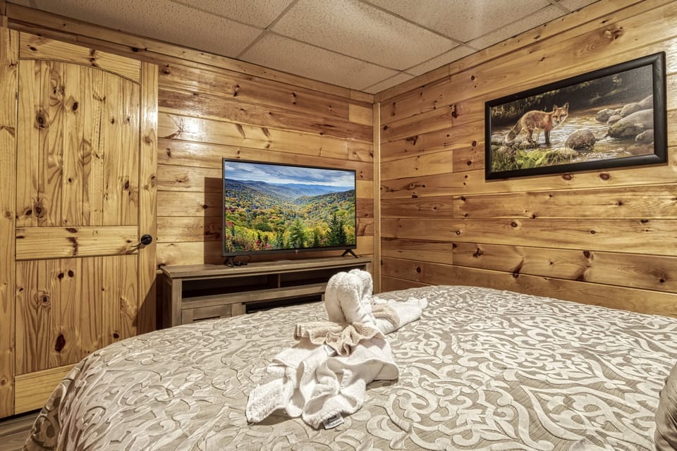 Family Friendly Cabin in Pigeon Forge "Whispering Winds" - Lower level bedroom with king size bed