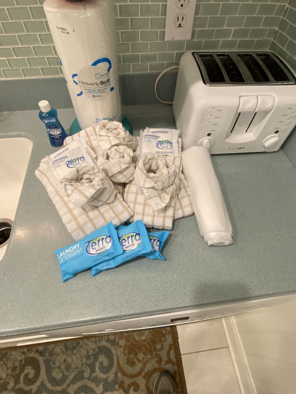 Lots of kitchen items provided.  Laundry detergent,dishwashing pods, linens, etc