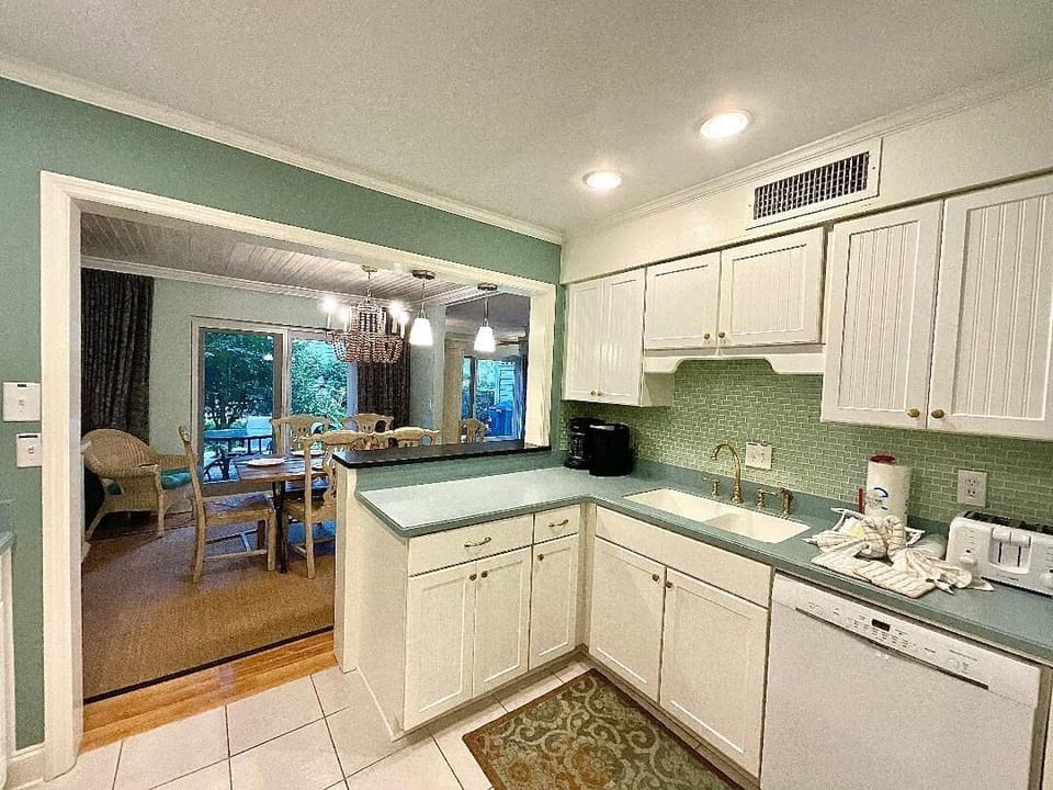 Everything you need is here including a large crock pot and coffee grinder