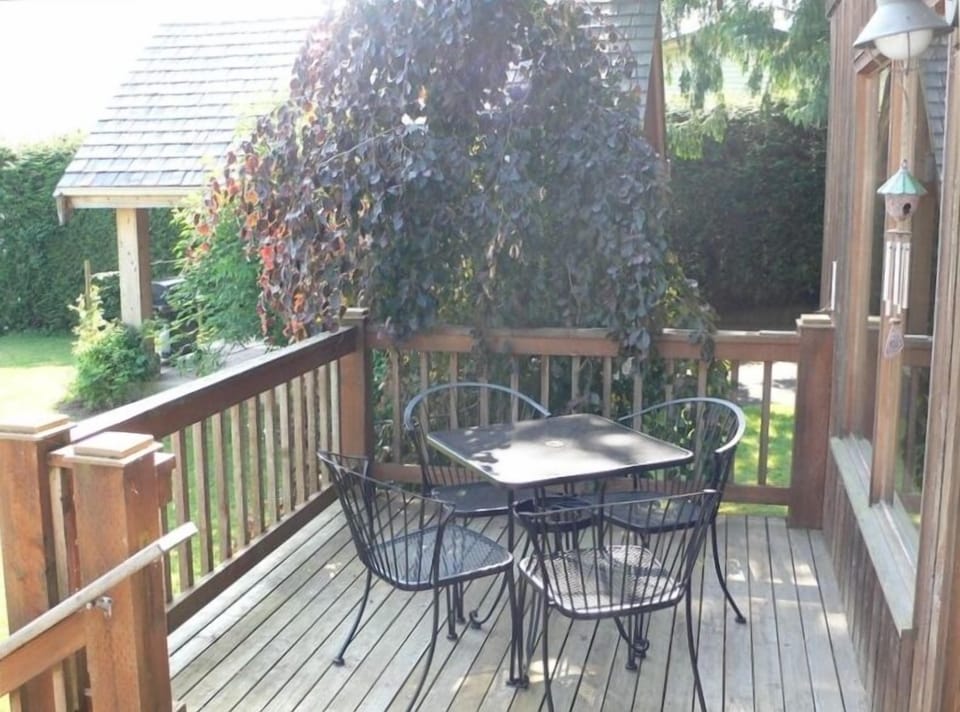 DECK SEATING OVER LOOKING LAKE