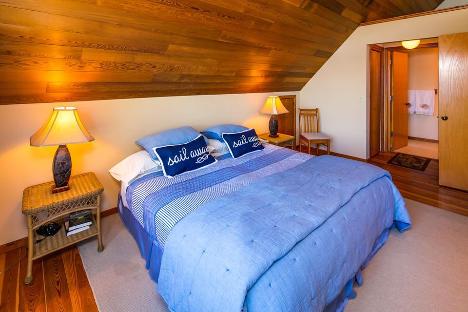 UPSTAIRS MASTER BEDROOM