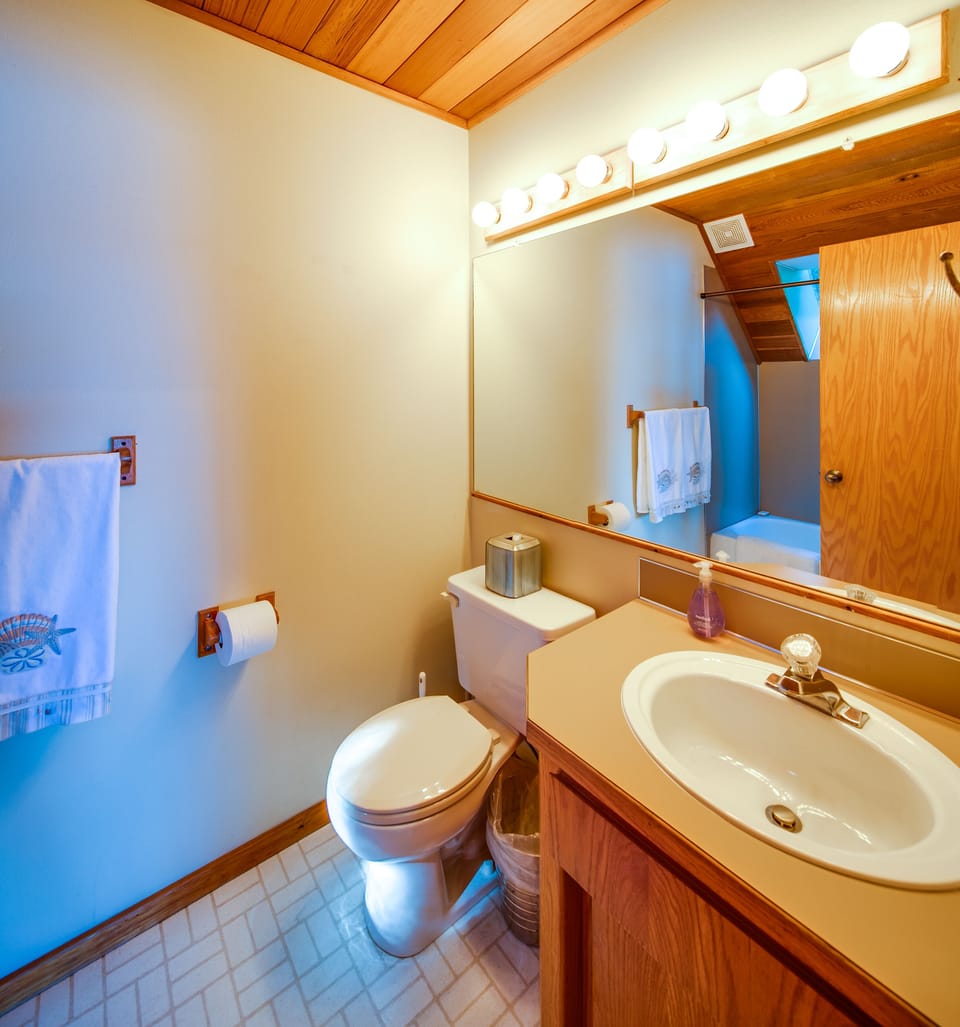 UPSTAIRS BATHROOM
