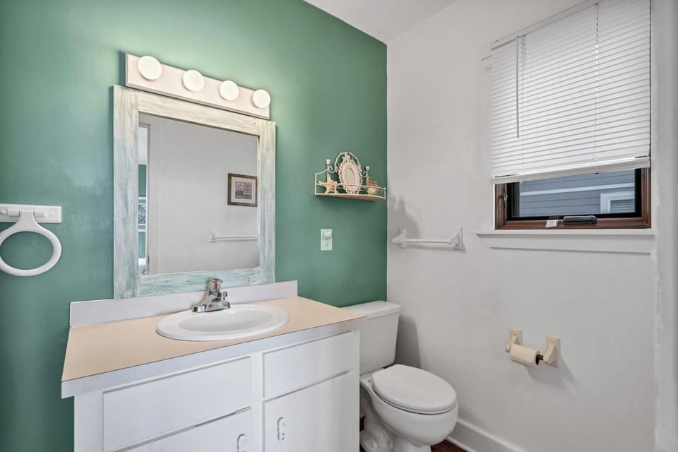 En-Suite Bath 2