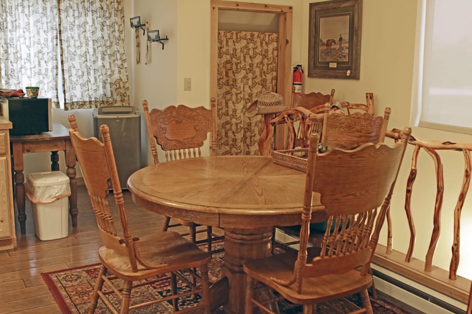 Great views from the dinning area, deer cross the yard every morning. sets 6.