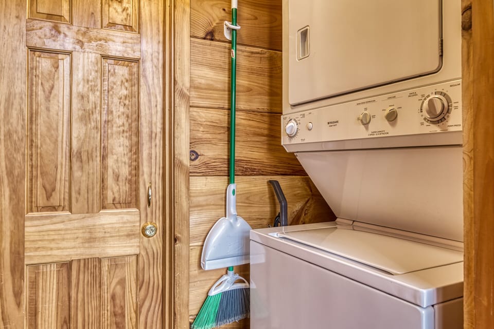 Smoky Mountain Honeymoon Cabin "A Walk in the Clouds" - Washer and dryer
