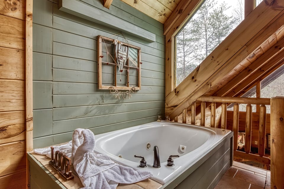 Wears Valley Secluded Cabin "A Walk in the Clouds" - En suite jetted tub