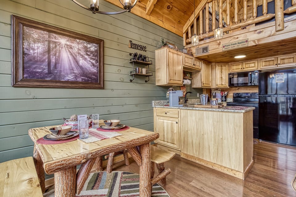 Pigeon Forge Honeymoon Cabin "A Walk in the Clouds" - Dining area and kitchen