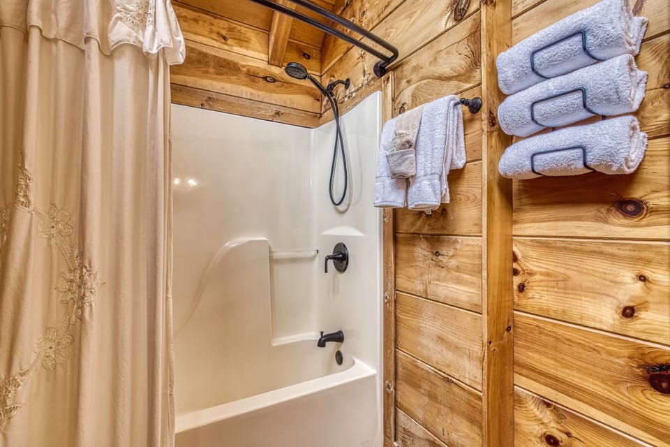 Secluded Cabin in Pigeon Forge "A Walk in the Clouds" - Bathroom with tub/shower combo
