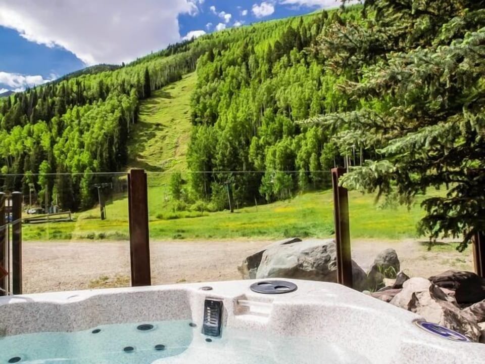 Hot tub with direct view of the mountain
