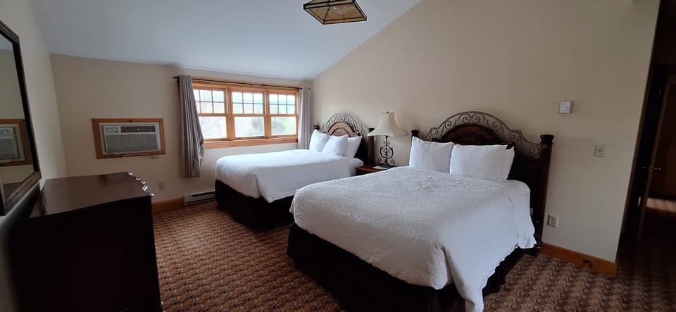 Bedroom 3 - 2 Queen Beds