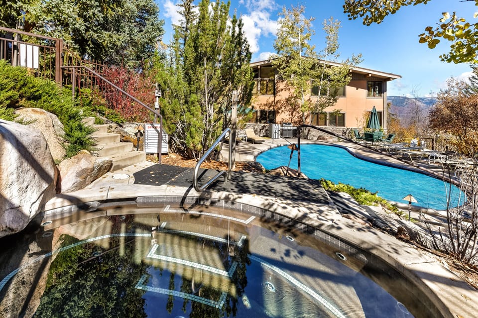 Outdoor heated pool, 2 grotto hot tubsm exercise room, sauna and outdoor grill