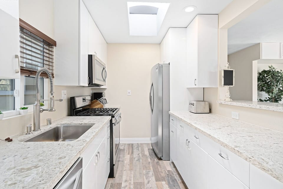 The kitchen is stocked w/ dishes, utensils, cookware, bakeware, and all major and small appliances. Guests must supply their own food, drinks (including coffee), spices, condiments, and paper goods (coffee filters, napkins, plastic wrap, etc.)
                