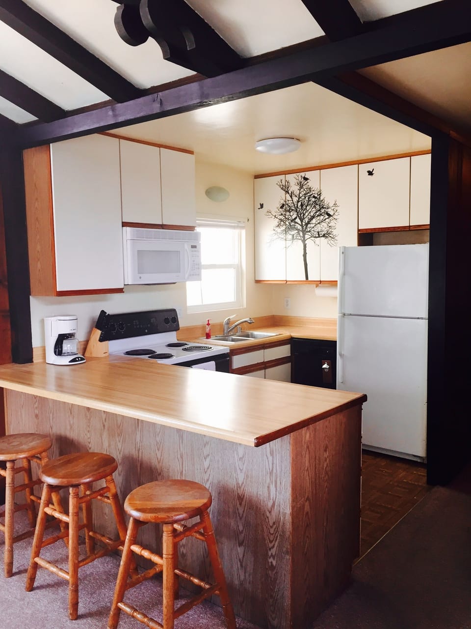 KITCHEN/BAR WITH OCEAN VIEW 