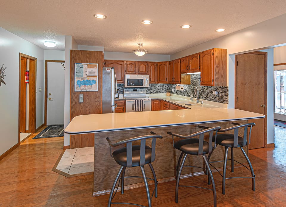 Full kitchen including dishwasher.