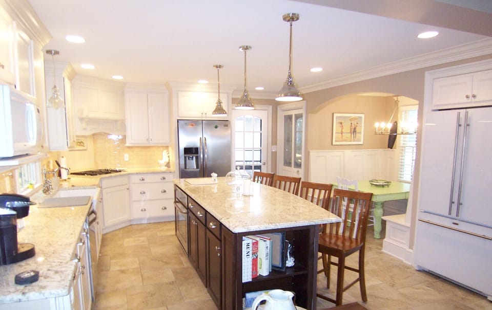 Kitchen with 2 full size refrigerators, 9' Island, Banquette