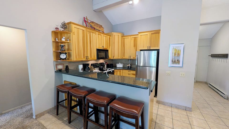 Beaver Creek West Condo J4 kitchen with breakfast bar