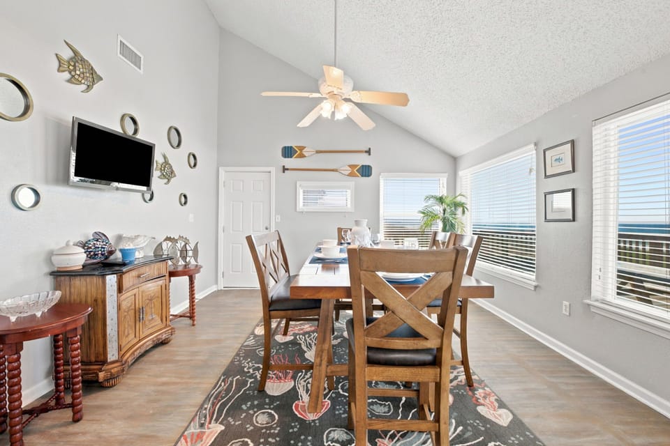 Seating for six at the dining table
