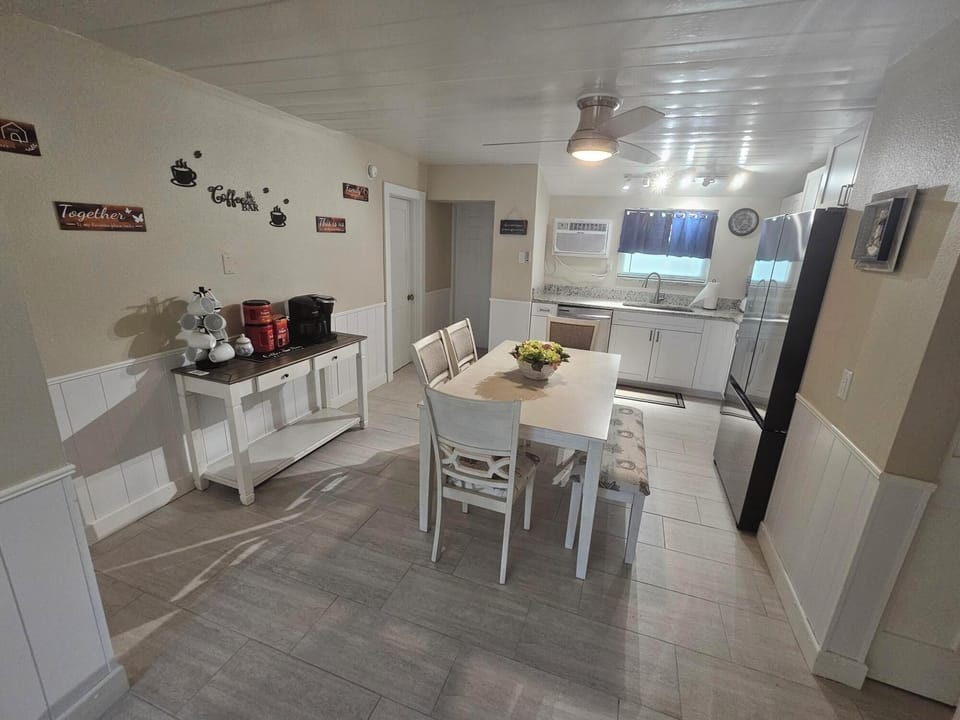Stunning kitchen with all the fixings!