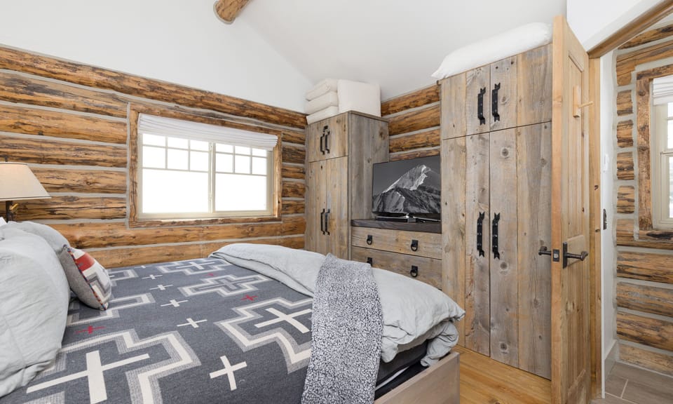 CH 11 Derringer 1st bedroom1