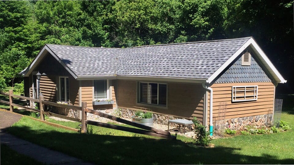 Private. Quiet. Spacious, well appointed 2/1 with mem foam Queen Sleeper Sofa 