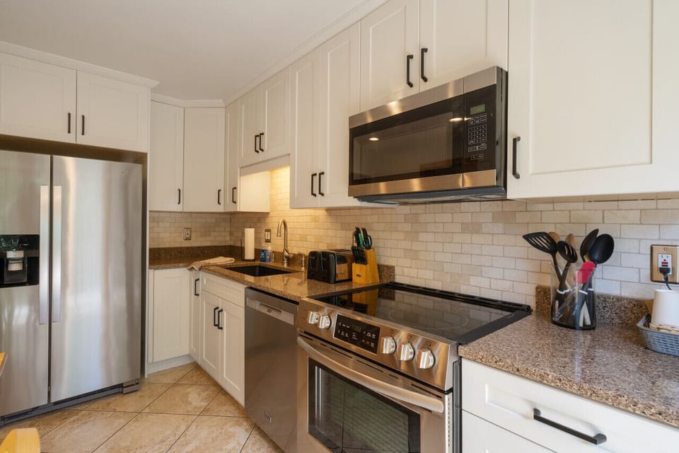 kitchen w/ stainless steel appliances