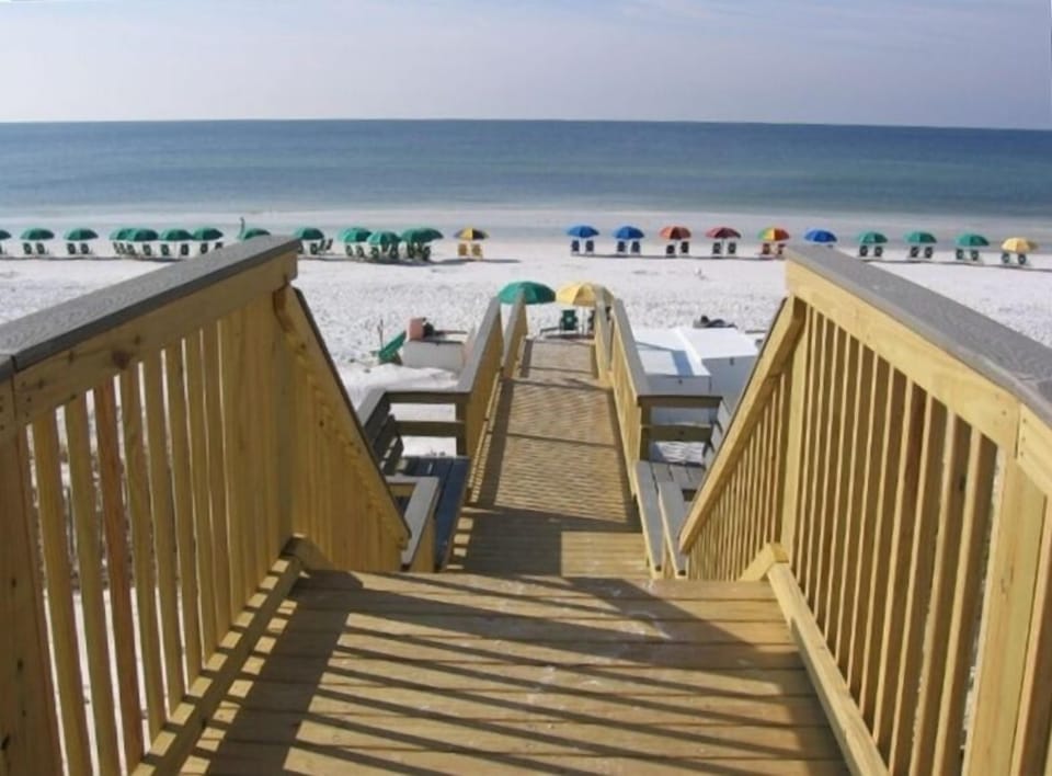 Maravilla Beach Entrance with Benches, for those fabulous views