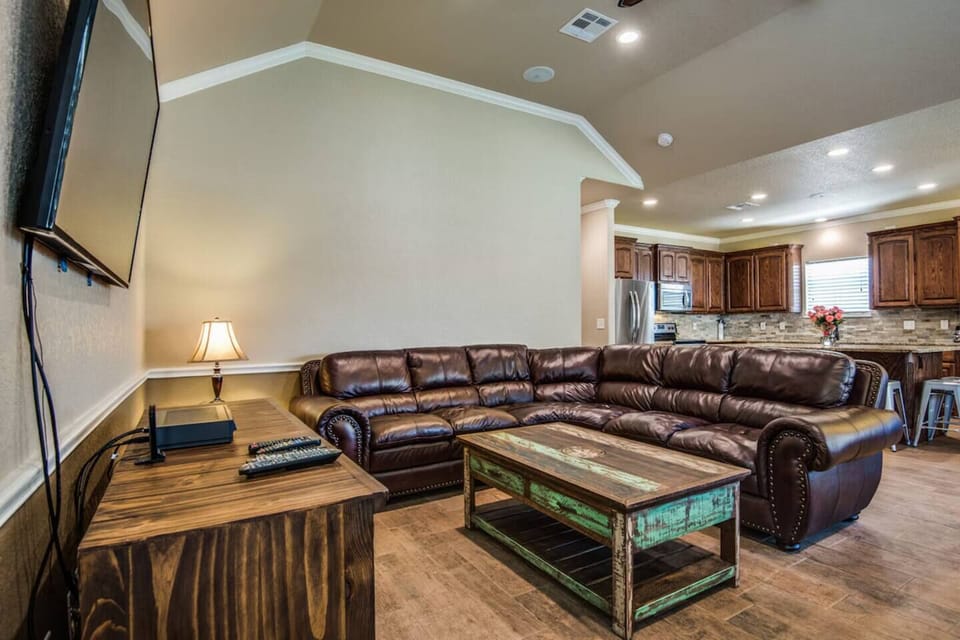 Living area (view 2).
