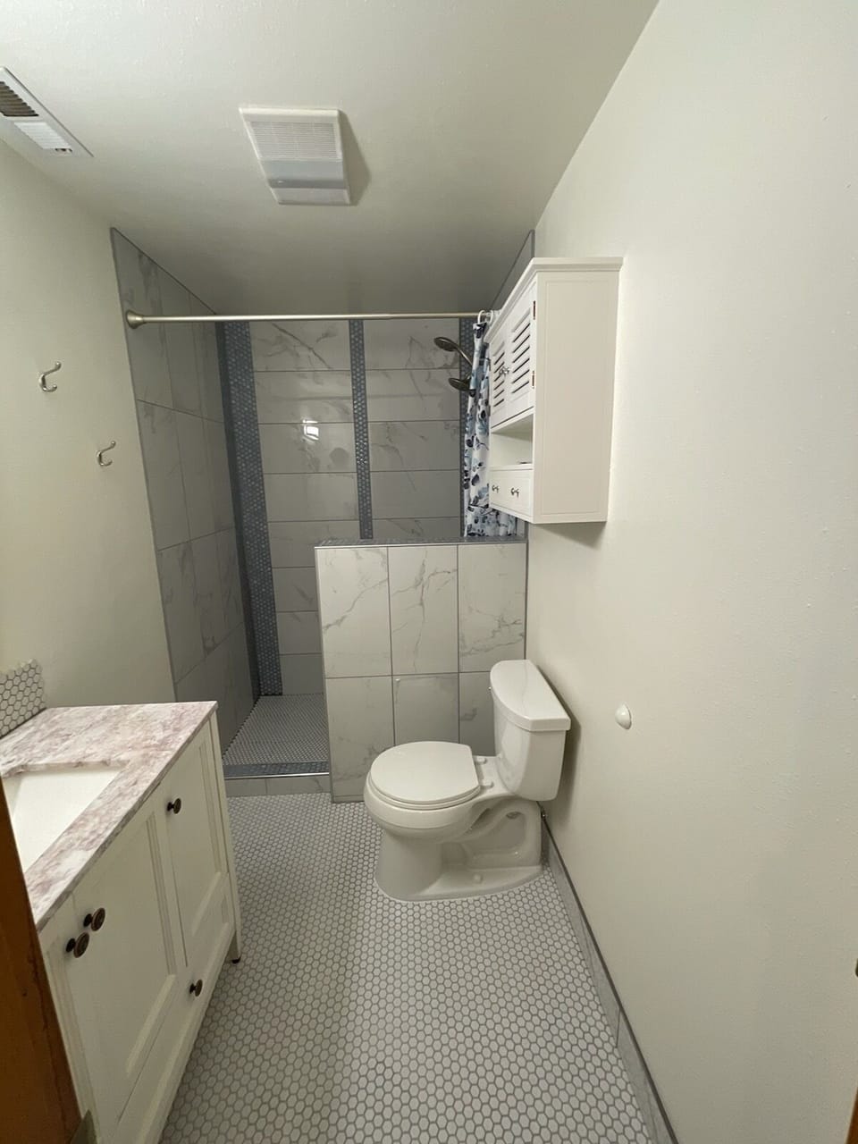 Newly remodeled hall bath
