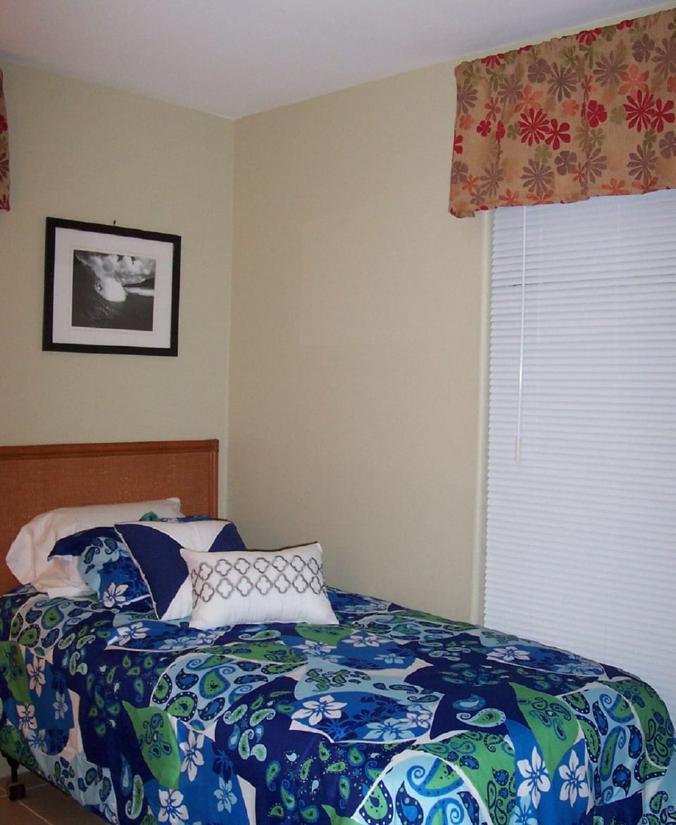 Guestroom with 2 twin beds