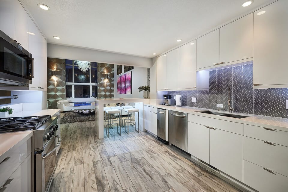 Top-of-the-line kitchen, Kitchen-Aid, Quartz Counters 