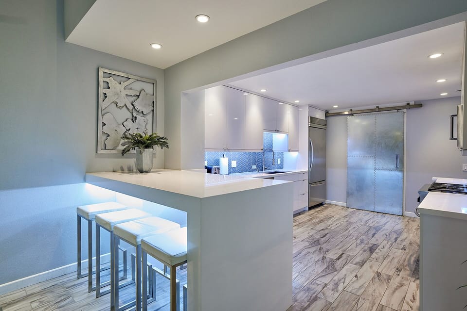 Quartz eating bar with seating for 6