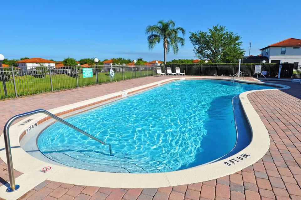 Huge Resort Pool and Spa 