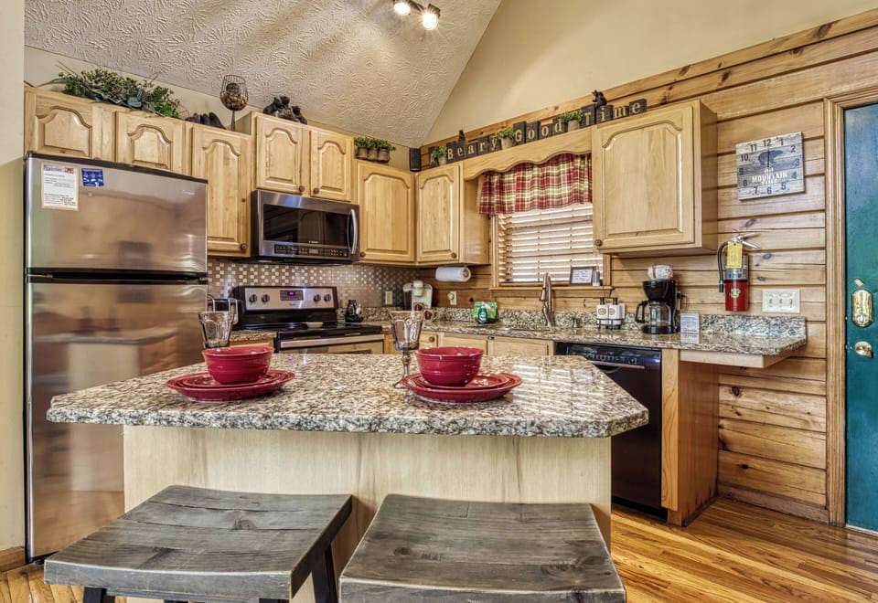Pigeon Forge Dollywood Cabin "A Beary Good Time" - Kitchen island and kitchen