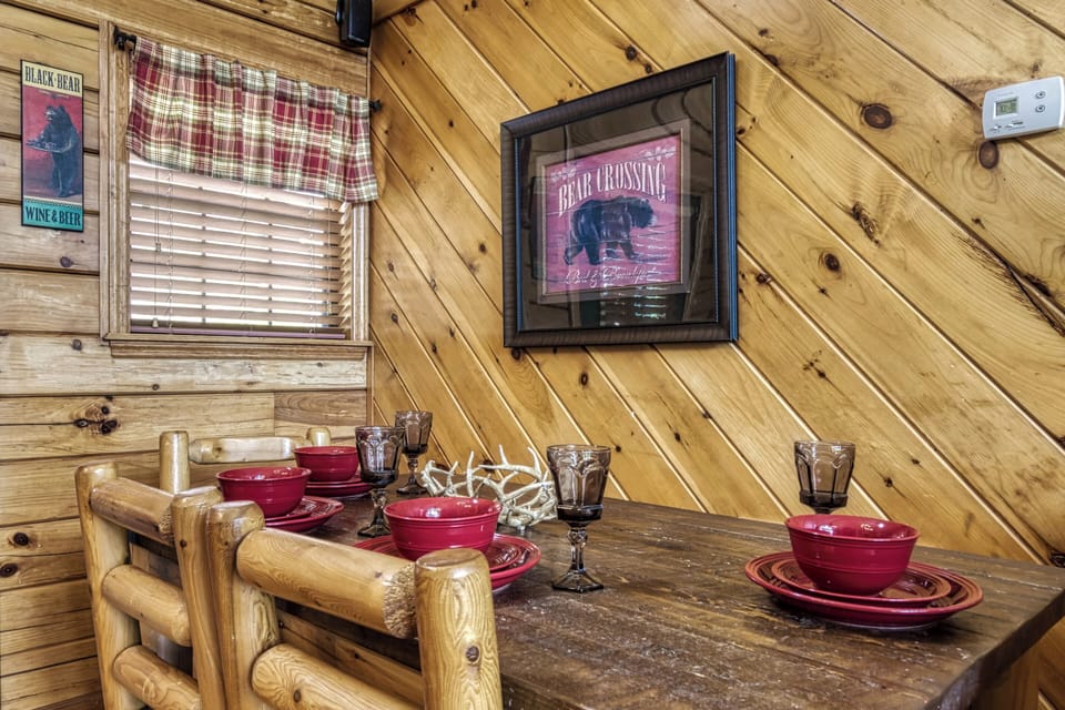 Smoky Mountain Dollywood Cabin "A Beary Good Time" - Dining table
